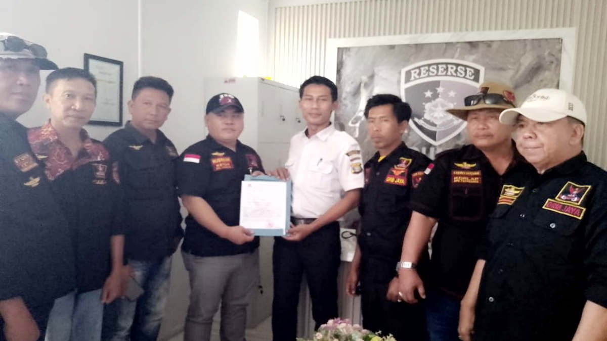 Foto Ketua Ormas GRIB Jaya DPC Tanggamus, Nusirwan saat menyerahkan surat pengaduan terhadap Mirza terkait dugaan ujaran kebencian di ruang Unit Reskrim Polres Tanggamus, pada Rabu 19 Februari 2025, (foto_wisnu).