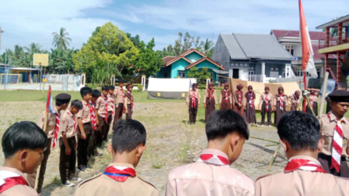 Foto siswa-siswi pramuka penggalang SMP Al Qolam Kota Agung saat sedang baris berbaris di lapangan sekolah setempat usai menggelar Persami, Minggu 16 Februari 2025, (foto_rk)