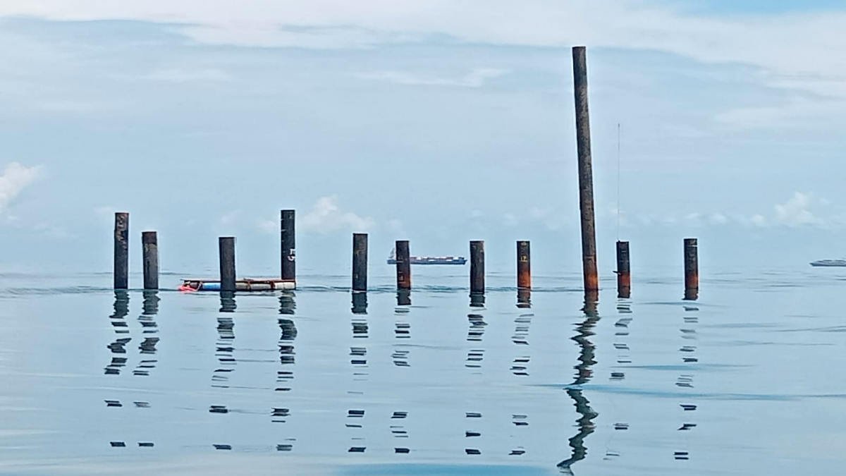 Penampakan Proyek Mercusuar Karang Singa di Perairan Pulau Bintan hanya terlihat belasan tiang pancang, proyek itu senilai Rp69, miliar lebih - foto doc ist