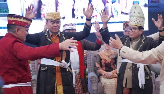 Jelang Lengser, Pj. Gubernur Lampung Dianugerahi Gelar Adat Pangeran Sejati oleh MPAL