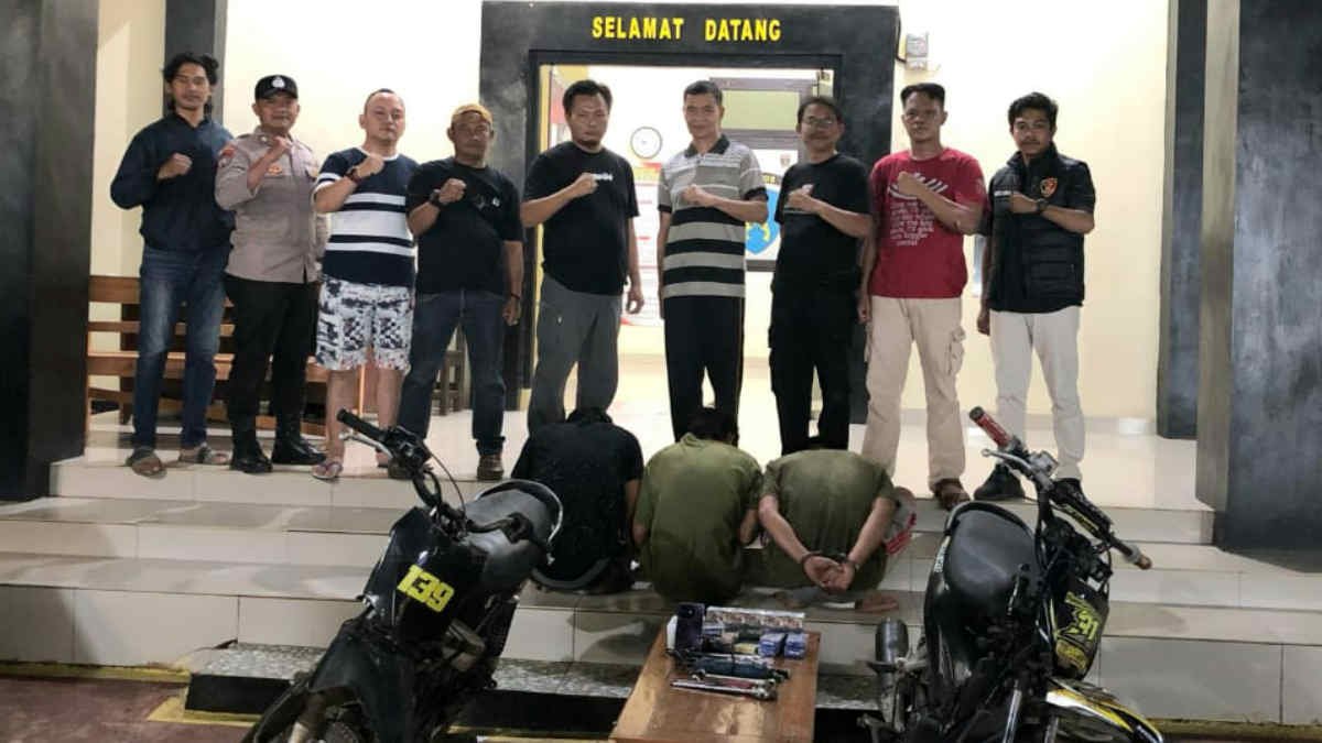 Foto: Tiga pelaku pencurian saat berada di Mapolsek Pulau Panggung, Polres Tanggamus, pada Rabu 19 Februari 2025, (foto_nm)