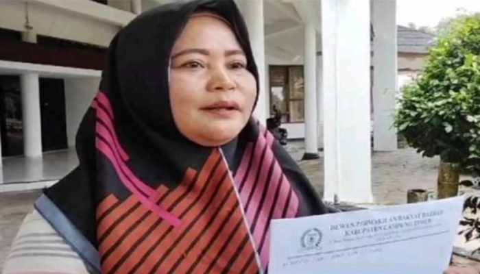 Sopiayana warga Desa Gunung Agung, Sekampung Udik, memberi keterangan usai dipanggil klarifikasi oleh BK DPRD Lampung Timur, Jumat 7 Februari 2025 - foto doc ist