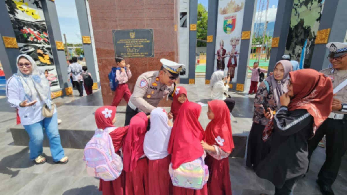 Foto: Sat Lantas Polres Tanggamus saat sosialisasi keselamatan berkendara melibatkan anak-anak usia dini dan emak-emak di Taman Soekarno Kota Agung, pada Kamis 20 Februari 2025, (foto_hm)