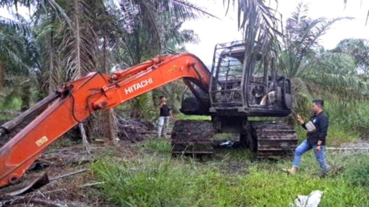 ekskavator milik PT Prima Alumga Mesuji di Bakar OTK