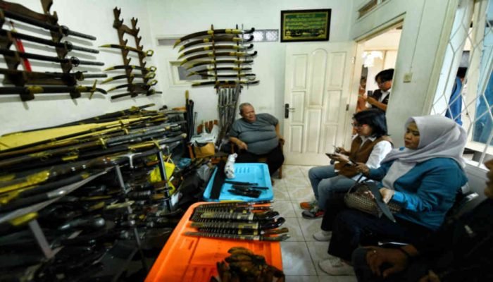 Kerajinan Golok Karya Aas di Cibatu Sukabumi Telah Dipesan hingga Keluar Negeri