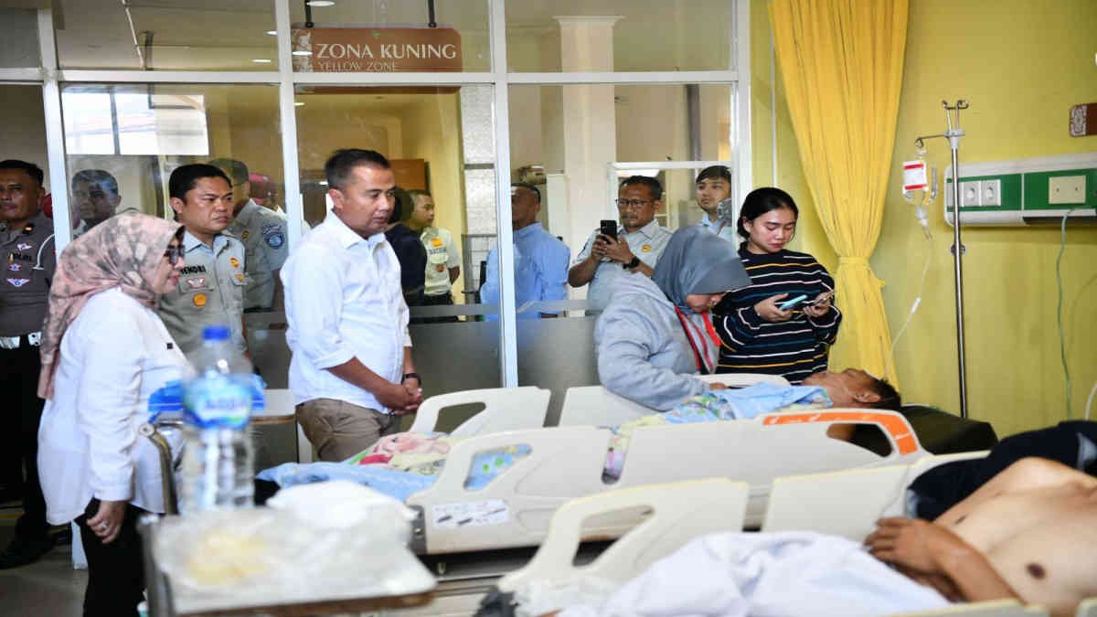 Pj Gubernur Jabar Bey Machmudin meninjau korban kecelakan Gerbang Tol Ciawi 2 di RSUD Ciawi, Kabupaten Bogor, Rabu (5/2/2025). (Foto: Rizal Fs/Biro Adpim Jabar)