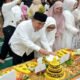 Foto: Bupati Tanggamus Moh Saleh Asnawi saat potong tumpeng di Masjid Agung Nurul Faizin dalam acara Tanggamus Bershalawat dalam rangka HUT Tanggamus ke 28 sekaligus pengumuman perubahan nama Masjid Agung, pada Jumat 21 Maret 2025, (foto_nt)