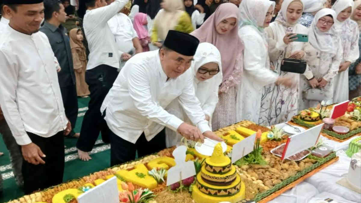 Foto: Bupati Tanggamus Moh Saleh Asnawi saat potong tumpeng di Masjid Agung Nurul Faizin dalam acara Tanggamus Bershalawat dalam rangka HUT Tanggamus ke 28 sekaligus pengumuman perubahan nama Masjid Agung, pada Jumat 21 Maret 2025, (foto_nt)