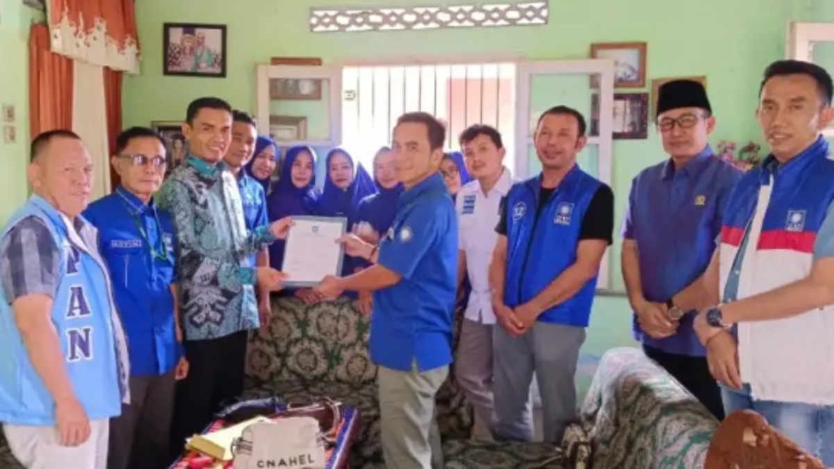 Foto: Agus Suranto menunjukkan keseriusannya dengan hadir langsung mengambil berkas di Sekretariat DPD PAN, yang berlokasi di Rumah PAN, Pekon Banjar Agung, Kecamatan Gunung Alip, pada Jumat, 14 Maret 2025, (foto_scn)