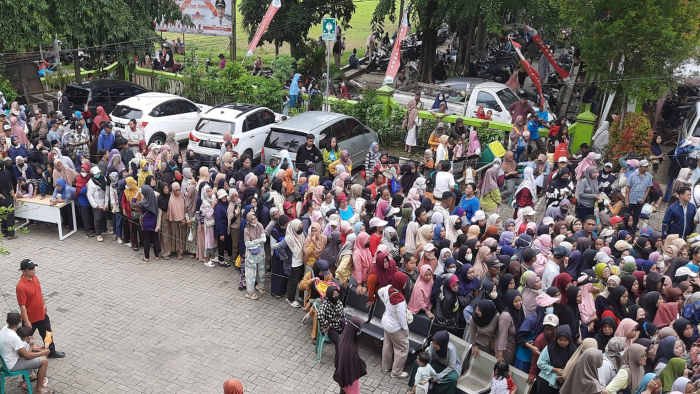 Dua warga pingsan saat mengingkuti antrean pada program Opadi Pemerintah Provinsi Jawa Barat, di Bekasi Utara, Kota Bekasi pada Selasa (19/3/2025)- foto Rocky