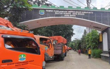 Antrian Truk angkut Sampah selama Hampir Sebulan di Depan Rumah Warga, menjadi keluhan karena mengeluarkan aroma busuk, sampai H-3 Lebaran Idulfitri antrian masih terjadi, Jumat 28 Maret 2025 Foto: Rocky