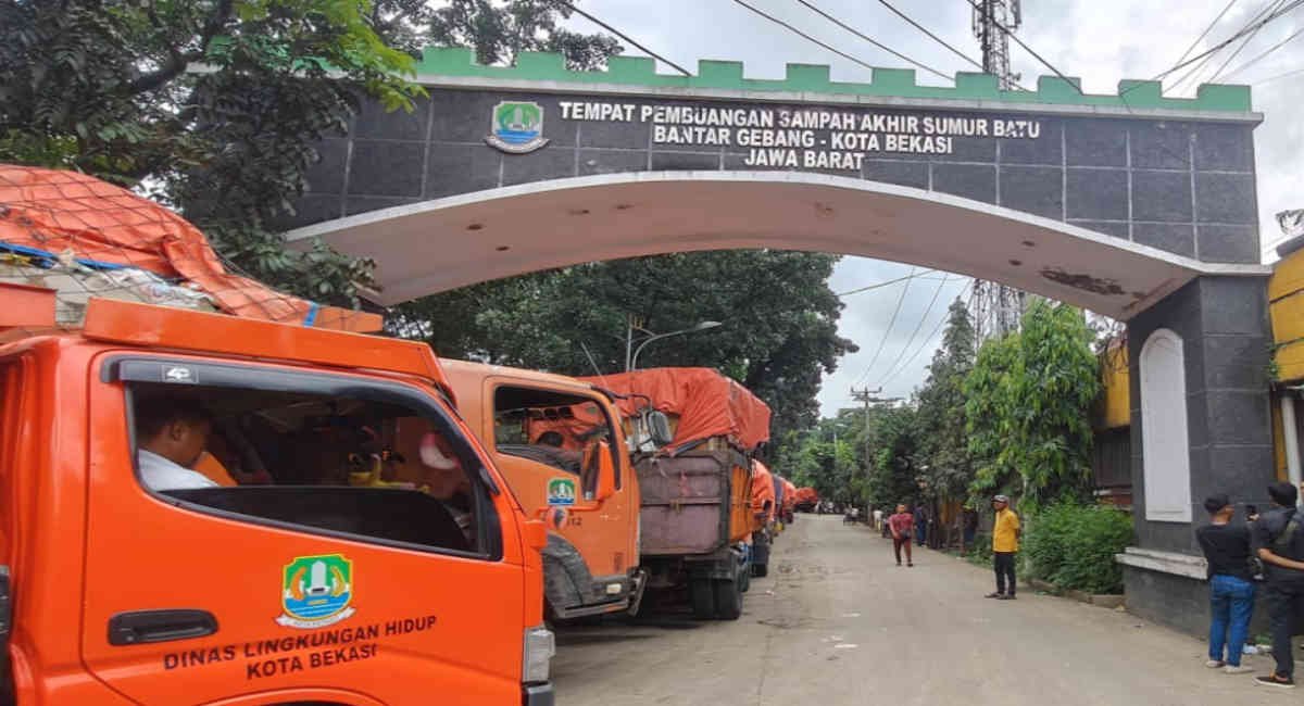 Antrian Truk angkut Sampah selama Hampir Sebulan di Depan Rumah Warga, menjadi keluhan karena mengeluarkan aroma busuk, sampai H-3 Lebaran Idulfitri antrian masih terjadi, Jumat 28 Maret 2025 Foto: Rocky