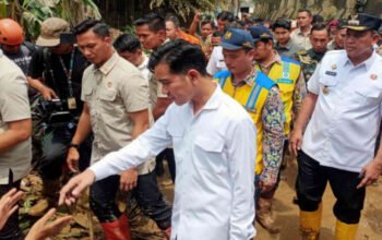 Gibran kunjungi warga korban banjir di PGP, Jatiasih, Kota Bekasi, pada Rabu 5 Maret 2025 - foto doc