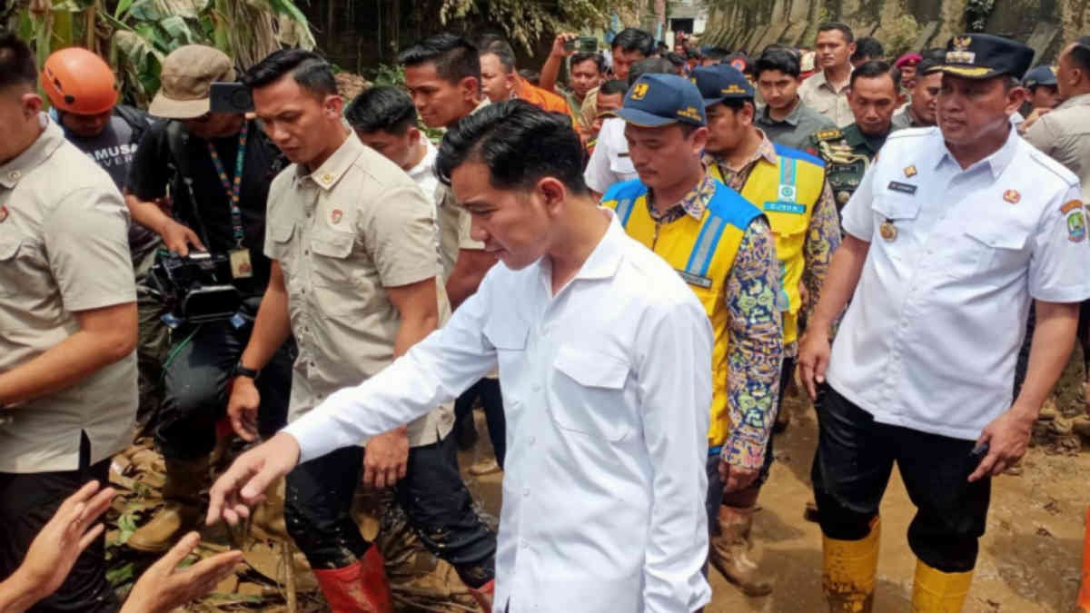 Gibran kunjungi warga korban banjir di PGP, Jatiasih, Kota Bekasi, pada Rabu 5 Maret 2025 - foto doc
