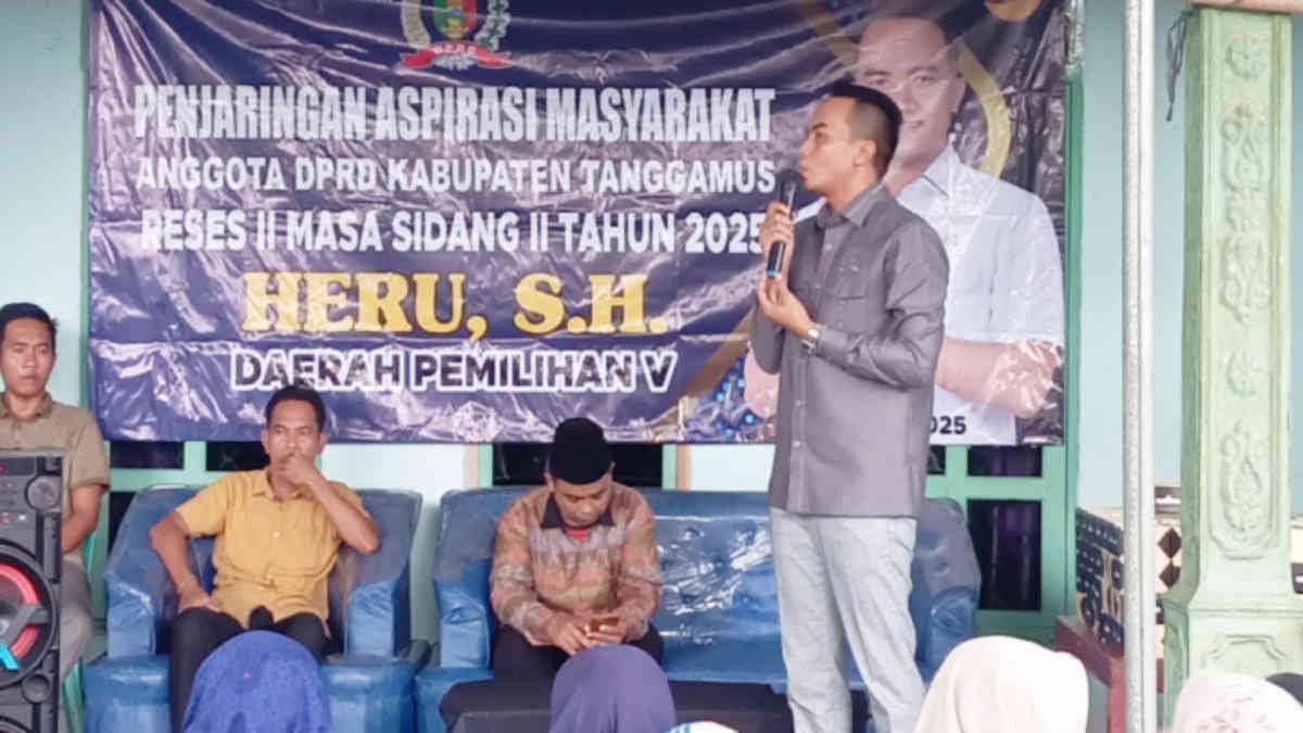 Foto: Heru, anggota DPRD Kabupaten Tanggamus fraksi partai NasDem saat menanggapi keluhan masyarakat di Pugung dan Talang Padang, Senin 24 Maret 2025, (foto_ad)