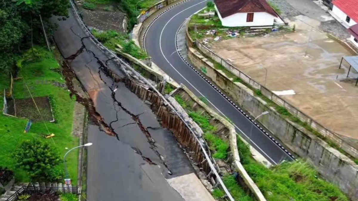 Jalur Menuju Cipaku dan Cijeruk Bogor tepat di stasiun Batu Tulis longsor dan dilakukan penutupan sementara, Selasa 4 Maret 2024 - foto doc ist