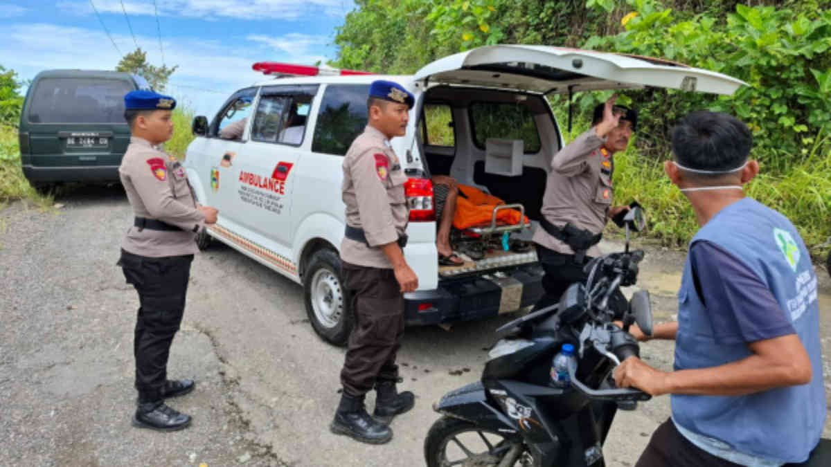 Foto: Proses evakuasi korban yang diketahui bernama Siarohman bin Mairudin (30) seorang nelayan Pekon Way Rilau diduga mengalami kecelakaan saat mencari ikan pada malam sebelumnya, Rabu 12 Maret 2025