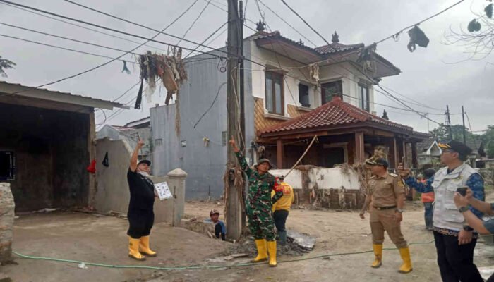 Ketua KP2C Puarman memperlihatkan sampah sisa banjir berjuntai di kabel listrik, sisa banjir di Vila Nusa Indah Bojongkulur yang berada di aliran Sungai Cileungsi, pada 4 Maret 2025 lalu- foto doc ist