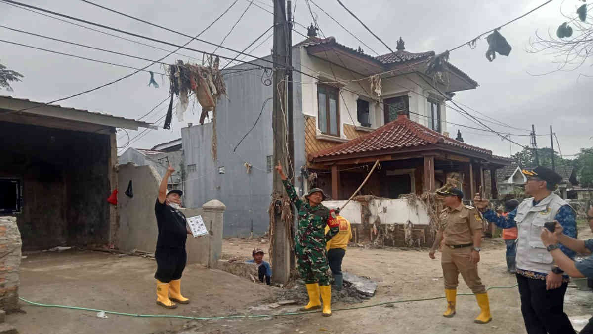 Ketua KP2C Puarman memperlihatkan sampah sisa banjir berjuntai di kabel listrik, sisa banjir di Vila Nusa Indah Bojongkulur yang berada di aliran Sungai Cileungsi, pada 4 Maret 2025 lalu- foto doc ist