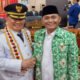 Foto: Rusman Kepala Pekon Kunyayan Kecamatan Wonosobo saat bersama Bupati Tanggamus Moh Saleh Asnawi usai menghadiri Rapat Paripurna di gedung DPRD setempat, pada Kamis 6 Maret 2025, (foto_ ns)
