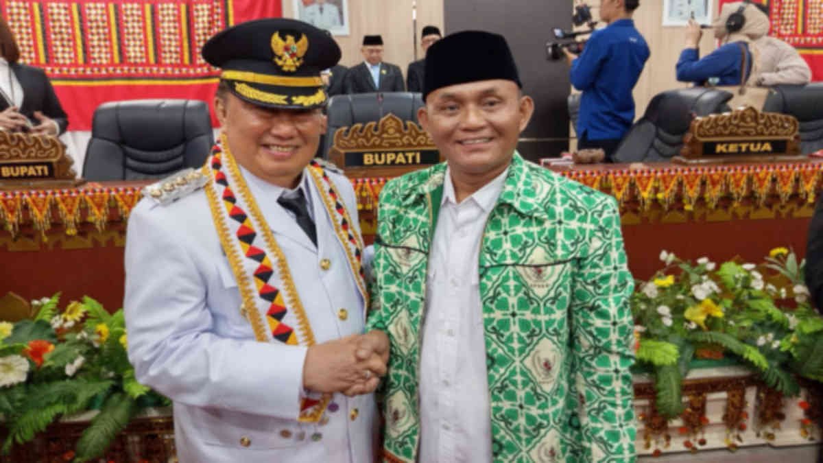 Foto: Rusman Kepala Pekon Kunyayan Kecamatan Wonosobo saat bersama Bupati Tanggamus Moh Saleh Asnawi usai menghadiri Rapat Paripurna di gedung DPRD setempat, pada Kamis 6 Maret 2025, (foto_ ns)