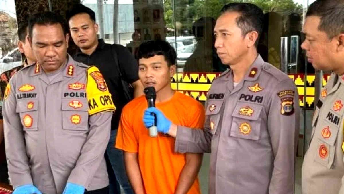 IEP (19) seorang Kurir paket pelaku pemukulan Jukir Minimarket hingga tewas saat dihadirkan dalam ungkap Kasus oleh Polsek Tanjungkarang Timur, pada Sabtu 8 Maret 2025 - foto doc ist