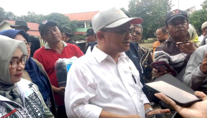 Kemendikdasmen Salurkan Bantuan ke Sekolah di Bekasi, Ada Voucher Rp25 Juta