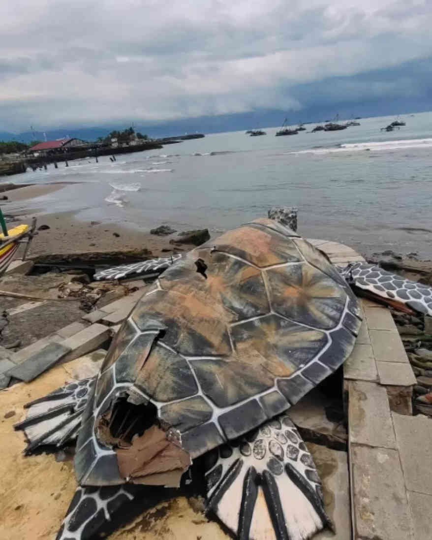 Patung Penyu raksasa di Alun-alun Gadobangkong Sukabumi rusak diterjang ombak