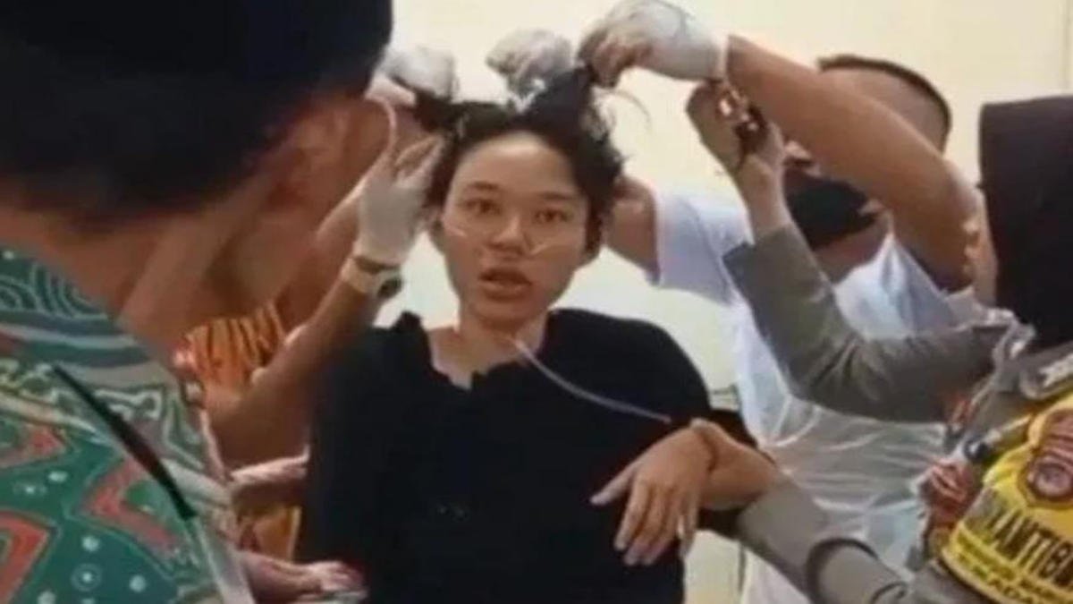 Foto: Diana pegawai perempuan penjaga kios BRILink di Desa Pasar Sukadana, Lampung Timur, saat ditangani tim medis karena luka parah bagian kepala usai dihantam palu pasca terjadi percobaan perampokan, Rabu 26 Maret 2025