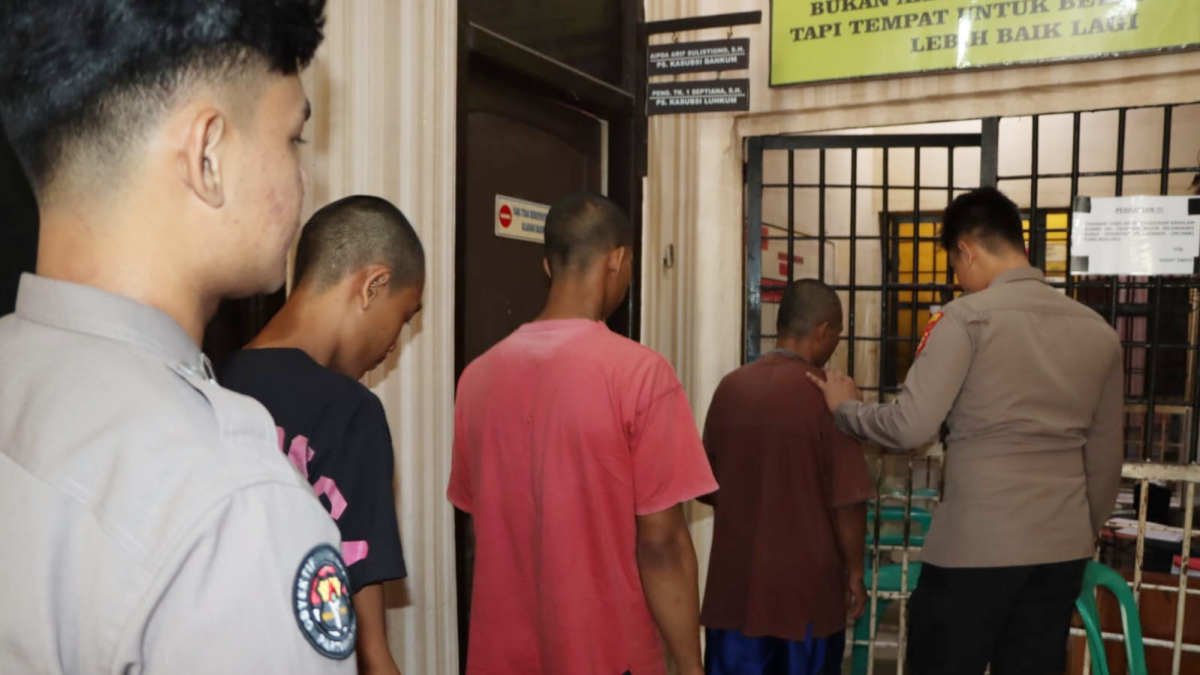 Foto: Tiga pelaku yang telah ditetapkan sebagai tersangka adalah SH (50), NR (25), dan SR (19), ketiganya warga Pekon Balak, Kecamatan Wonosobo, Kabupaten Tanggamus. Mereka diciduk di kediaman masing-masing pada Senin, 3 Maret 2025, pukul 00.40 WIB, (foto_hm)