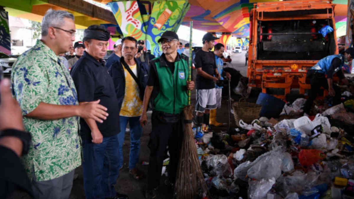 Foto: Sekretaris Daerah Provinsi Jawa Barat Herman Suryatman bersama Wali Kota Bandung Farhan dan jajaran pemerintah daerah membahas strategi pengelolaan sampah di Kota Bandung, Jumat 28 Maret 2025.