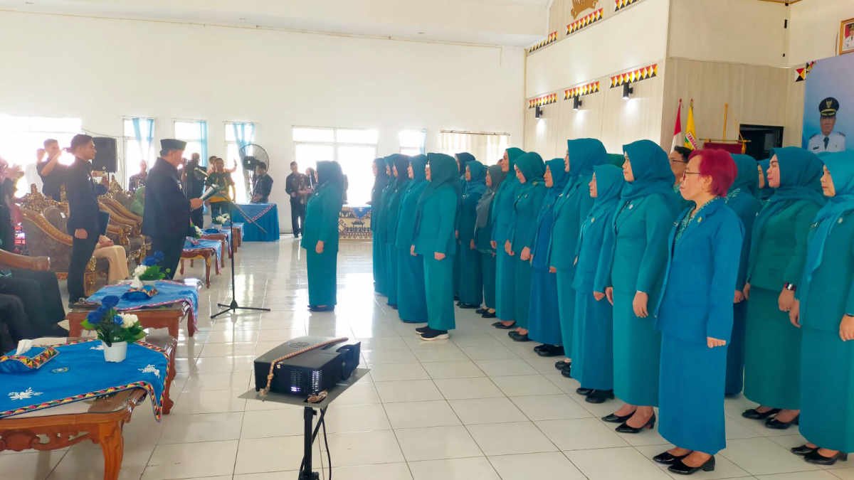 Foto: Acara yang dihadiri oleh Ketua TP-PKK Tanggamus, Siti Maimudah dengan suasana penuh semangat dan harapan baru menyelimuti Aula Islamic Center Pekon Kuripan, Kabupaten Tanggamus, pada Jumat (14/3/2025).