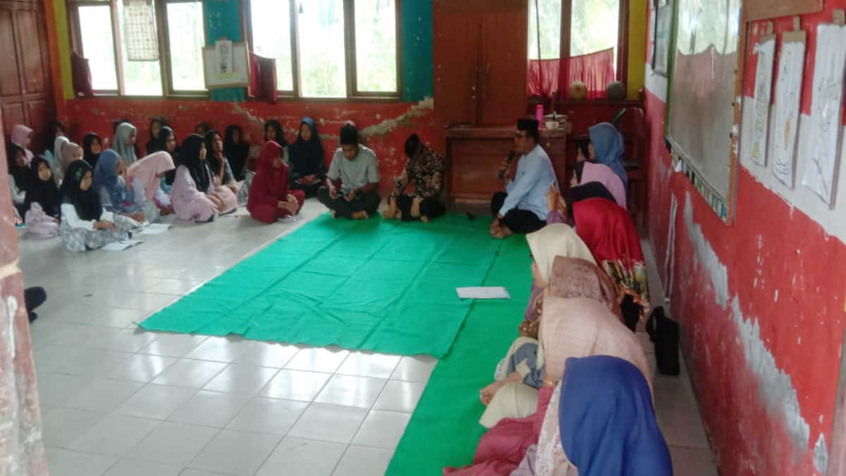 Puluhan siswa dari kelas empat, lima, dan enam antusias mengikuti Pesantren Kilat yang digelar selama tiga hari berturut-turut membuat suasana di SDN 1 Bangun Rejo, Kecamatan Semaka, Kabupaten Tanggamus, tampak berbeda sejak Kamis, 6 Maret 2025, (foto_ruslan)