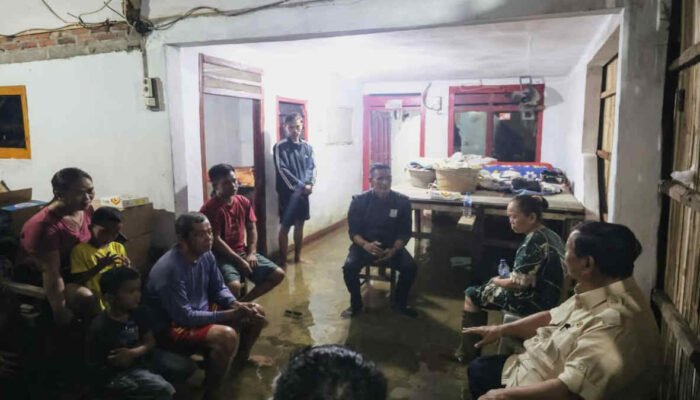 Tinjau Warga Terdampak Banjir di Babelan, Presiden Prabowo Buka Puasa di Rumah Warga