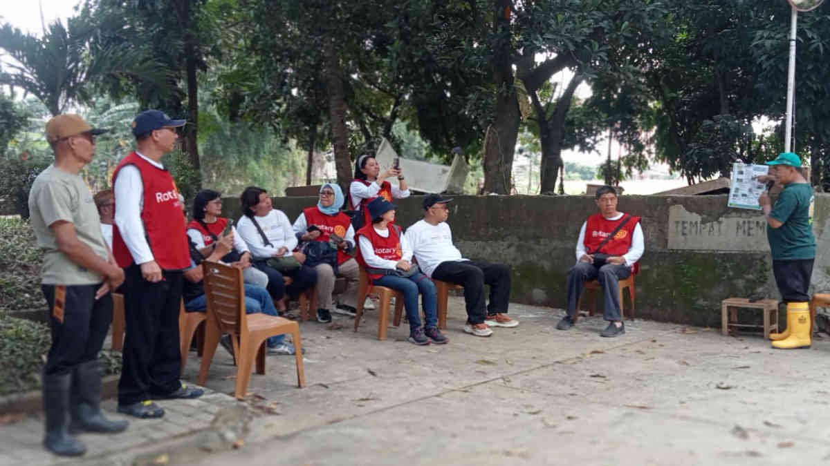 Rotari Club Bekasi Raya Distrik 3410 bantu 20 unit jetsteam kepada Komunitas Peduli Sungai Cileungsi-Cikeas, penyerahan diterima langsung ketua KP2C Puarman di lokasi titik pantau Tinggi Muka Air (TMA) KP2C di Pertemuan Cileungsi Cikeas (P2C), Kamis 20 Maret 2025