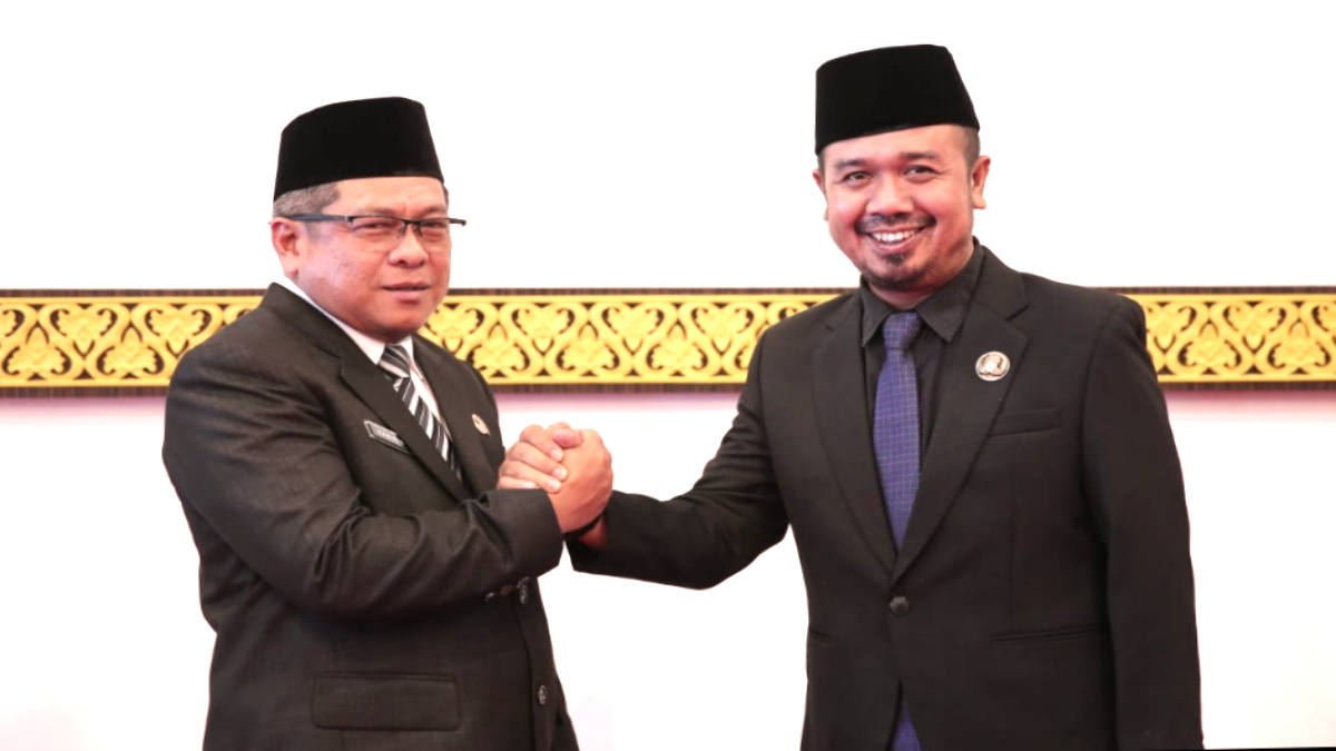 Foto: Safaruddin (kanan) Kepala Bapenda Kabupaten Lingga, Kepri salam dengan Sekwan Lingga