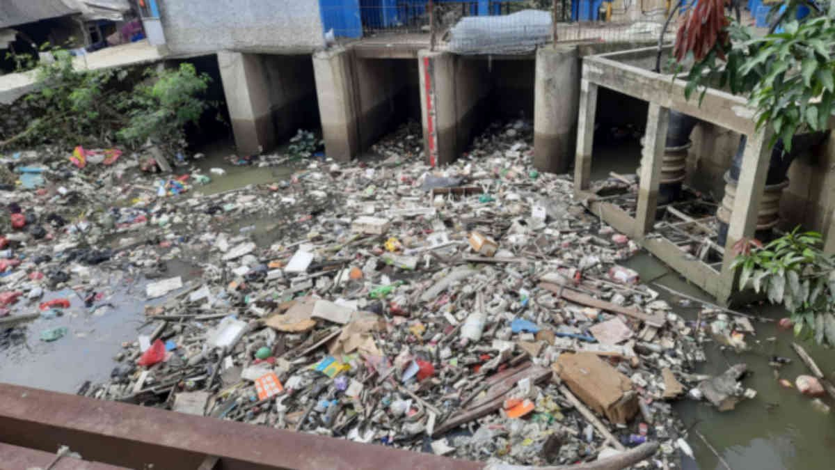 Hamparan sampah rumah tangga di Pintu Air Kali Lengkak Bekasi Timur, Kota Bekasi, warga berharap DLH turun ke lokasi, Selasa 18 Maret 2025 - foto Rocky