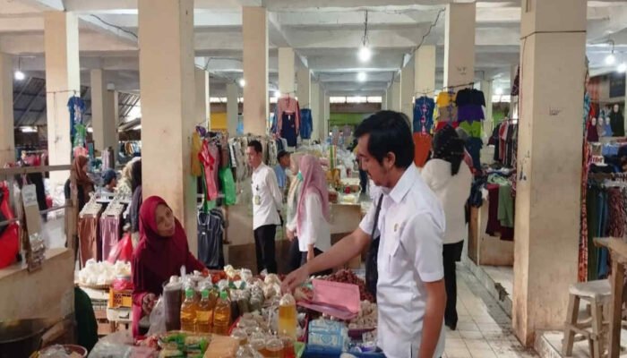 Pastikan Stok Bahan Pokok Aman, Koperindag Bersama Satreskrim Polres Tanggamus Sidak Pasar Gisting