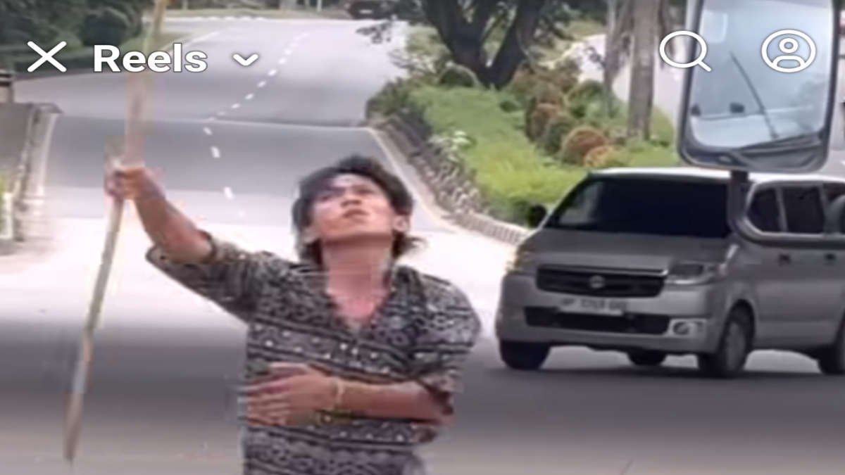 Muhammad Abdullah pria penjual tisu dengan atraksi tongkat layaknya Sun Go Kong, mengaku mendapat penganiayaan dari oknum petugas.