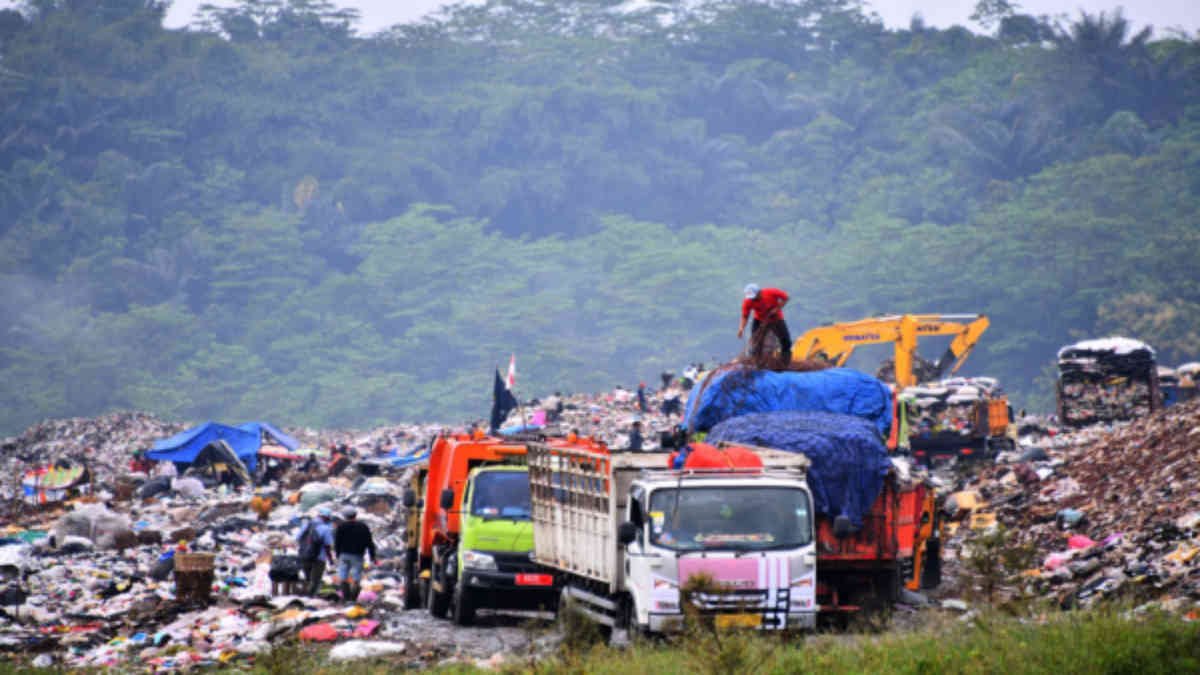 Gunungan sampah selebar 20 meter dan tinggi 10 meter di Zona 3 TPA Sarimukti mengalami longsor, pada Sabtu (8/3/2025)
