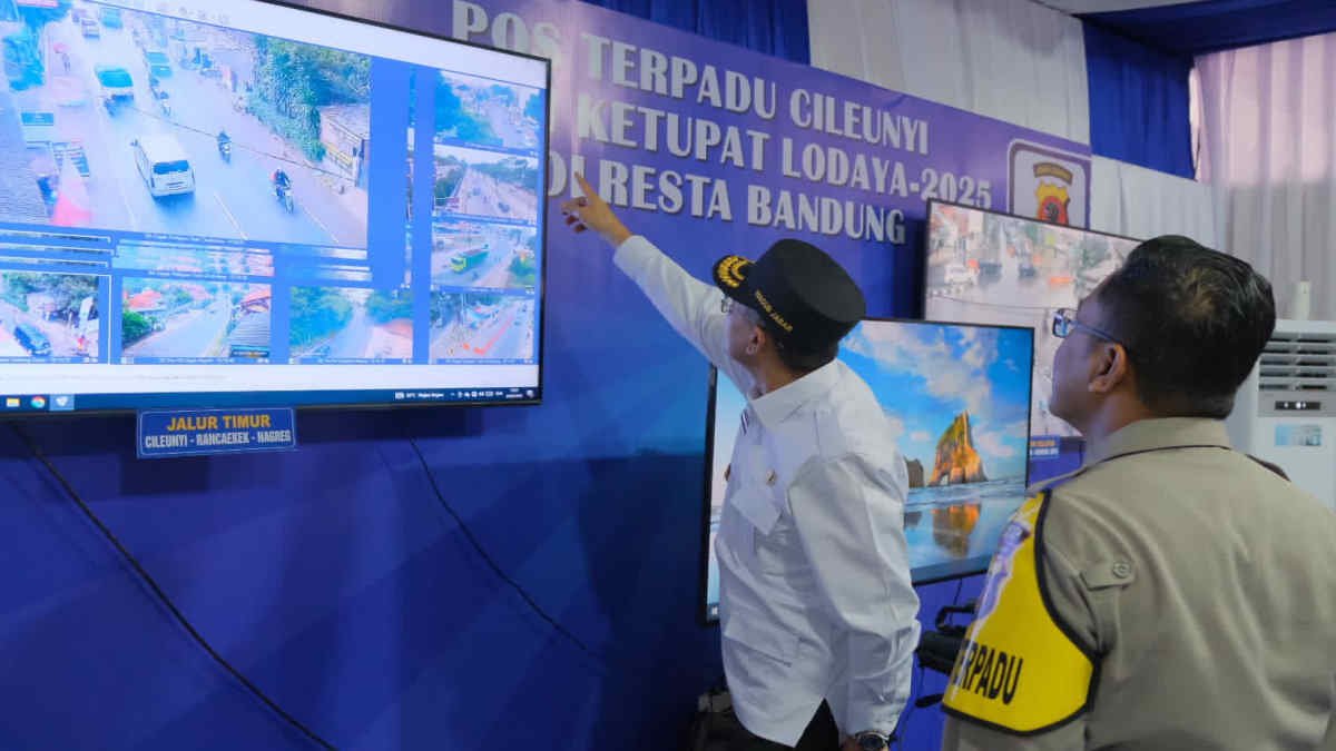 Foto: Wakil Gubernur Jabar Erwan Setiawan meninjau Posko Terpadu Gerbang Tol Cileunyi, Kabupaten Bandung, Kamis (27/3/2025).