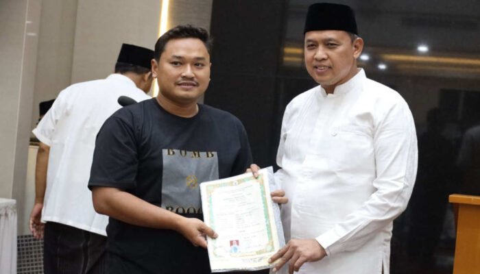 10 Tahun Tertahan, Wali Kota Bekasi Serahkan Ijazah SMK Warga Pondok Gede