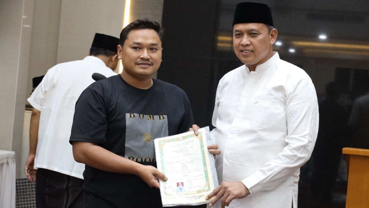 Wali Kota Bekasi Tri Adhianto menyerahkan ijazah Dewi Permatasari siswi salah satu SMK yang tertahan selama 10 tahun, ijazah diterima oleh suami Dewi pada saat Tarling di Jatibening, Pondok Gede, Senin 10 Maret 2025