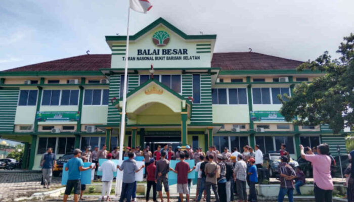 Geruduk Kantor TNBBS, Tuntut Kepala Balai ‘Cabul’ Diproses Hukum