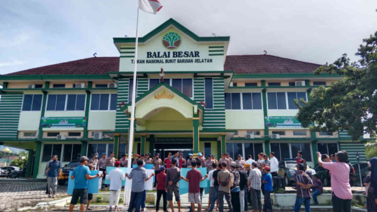 Aksi damai dengan membawa sejumlah spanduk kertas digelar di Kantor Balai Besar TNBBS di Pekon Terbaya, Kecamatan Kota Agung, Kabupaten Tanggamus, Lampung, yang di komandoi langsung oleh suami korban cabul, pada Senin 10 Maret 2025, (foto_sm)