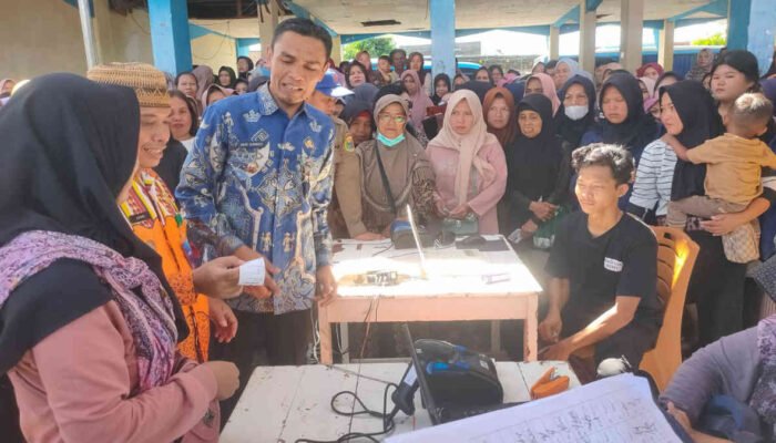 Wabup Tanggamus Buka Pasar Murah Bersubsidi, Warga Antusias Berburu Sembako