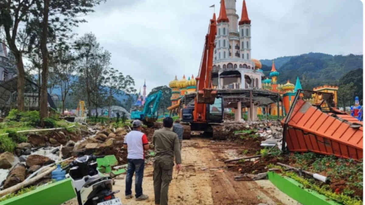 Hingga Senin (17/3/2025) sudah dua wahana Hybisc Fantasy yang rampung dibongkar dan 11 wahana lainnya masih berproses.