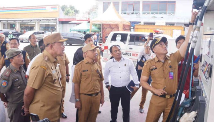 Mudik Lebaran, Tri Adhianto Pastikan Takaran Mesin Dispenser PUBBM di Dua SPBU Kota Bekasi