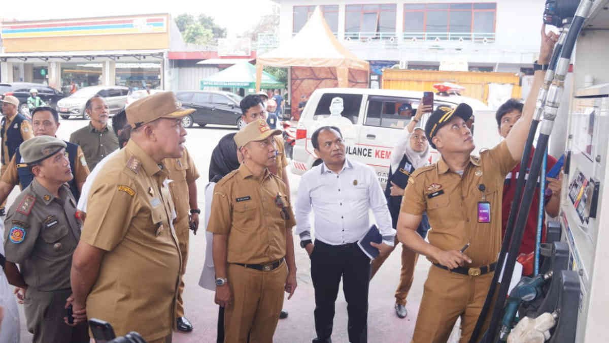 Mudik Lebaran 2025, Wali Kota Bekasi Tri Adhianto inspeksi dua SPBU Bekasi Barat dan Margahayu terkait kesesuaian takaran, Senin 24 Maret 2025 - foto doc ist