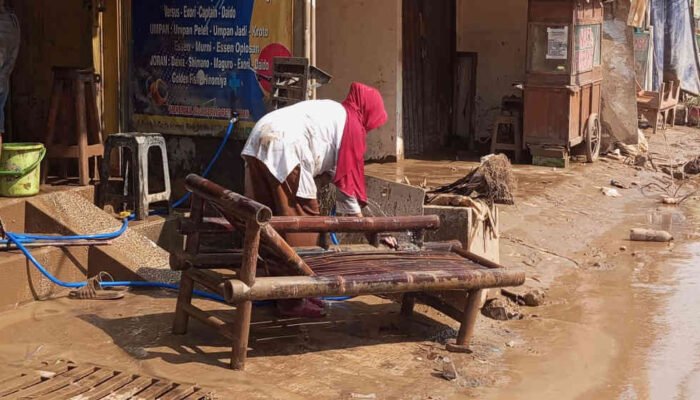 Disdamkarmat Kota Bekasi Kerahkan Belasan Armada untuk Penyemprotan Daerah Pancabanjir